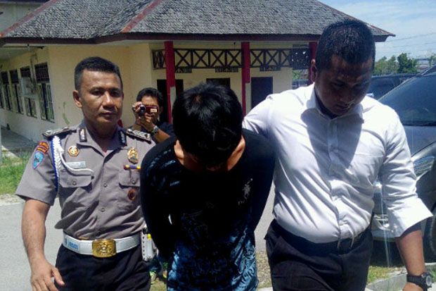 Tiduri Siswi SMP di...