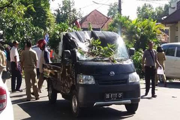Empat Mobil Ringsek...