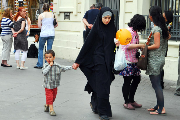 Antar Anak Pakai Jilbab,...