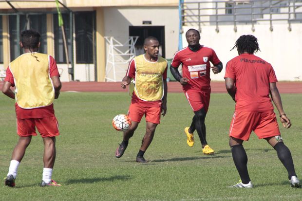 Menjura Persija, Persipura...
