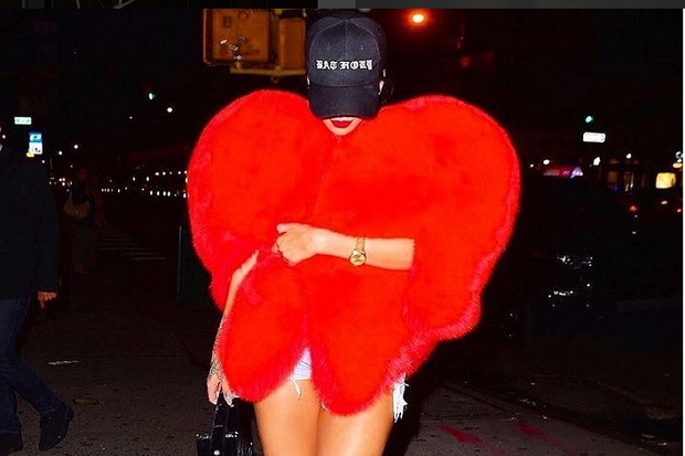 Rihanna Nyentrik dengan...