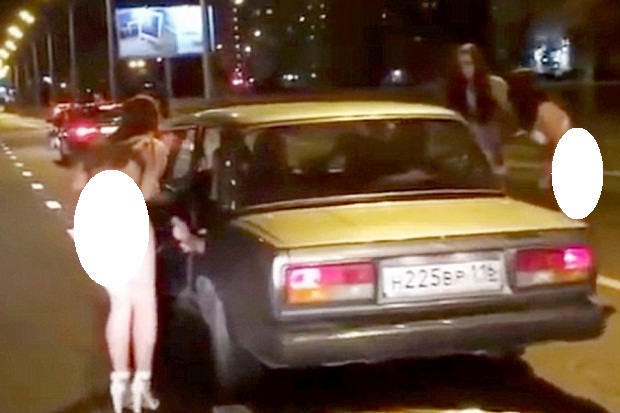 Para Gadis Rusia Lucuti...