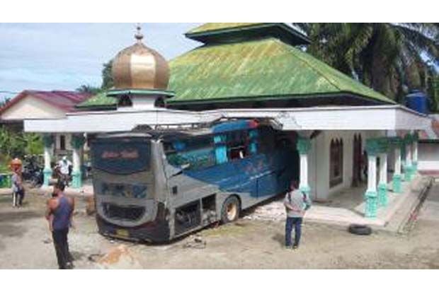 Bus Ini Seruduk Masjid...