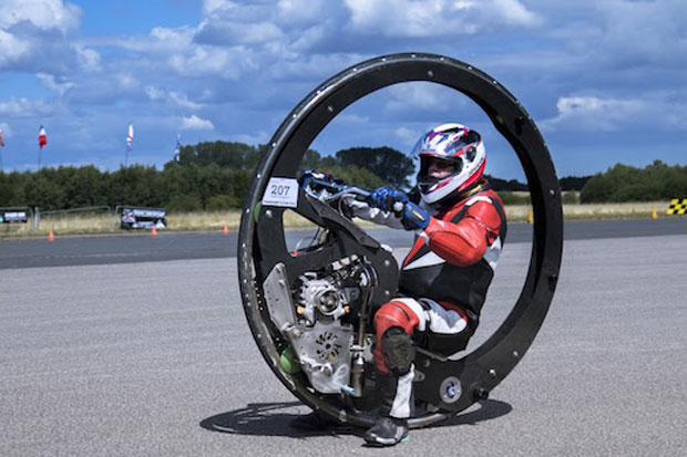 Ngebut Pakai Monowheel,...