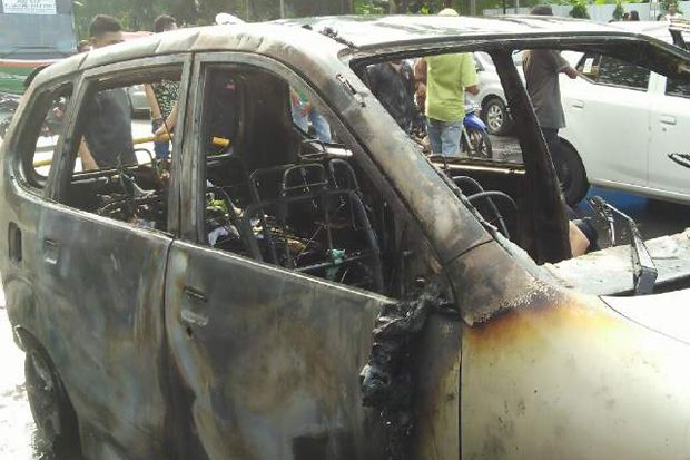 Xenia Terbakar di Jalan...