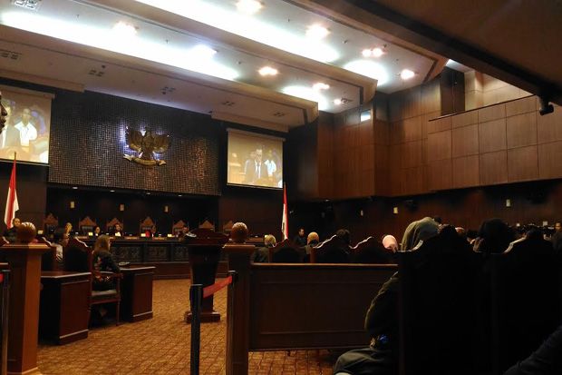 Di Hadapan Hakim MK,...