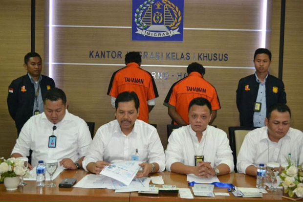 Pakai Paspor Palsu,...