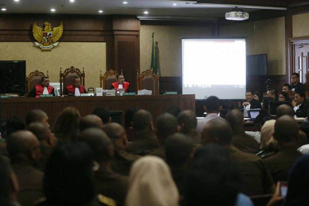 Hukum Persidangan Melawan...