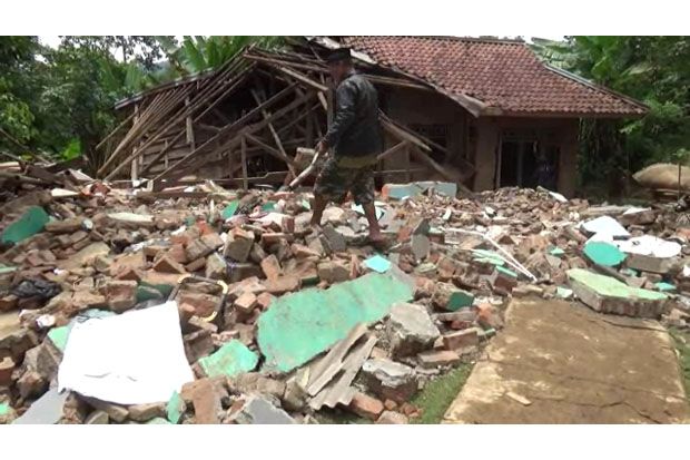 Satu Rumah Ambruk dan...