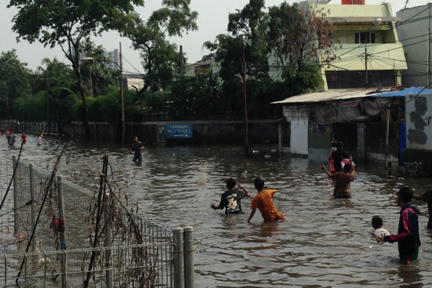 Di Tengah Banjir, Dua...