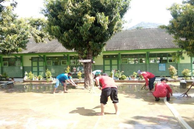 Banjir dan Longsor Pacitan,...
