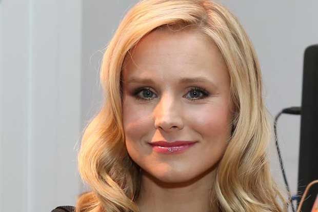 Tampil di Emmys Award...
