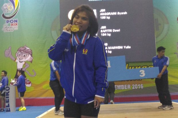 Lifter Peraih Perak...