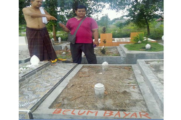 Di Makam Ini Tertulis...