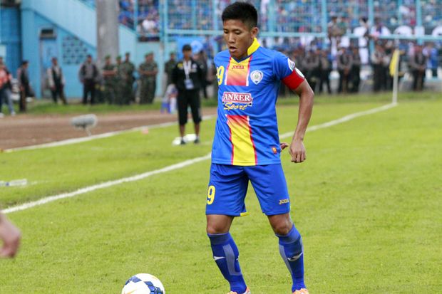 Gelandang Arema Jatuh...