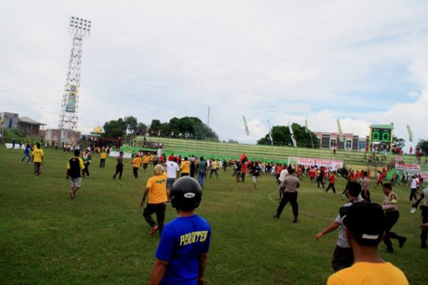 Rebutan Tribun, Hujan...