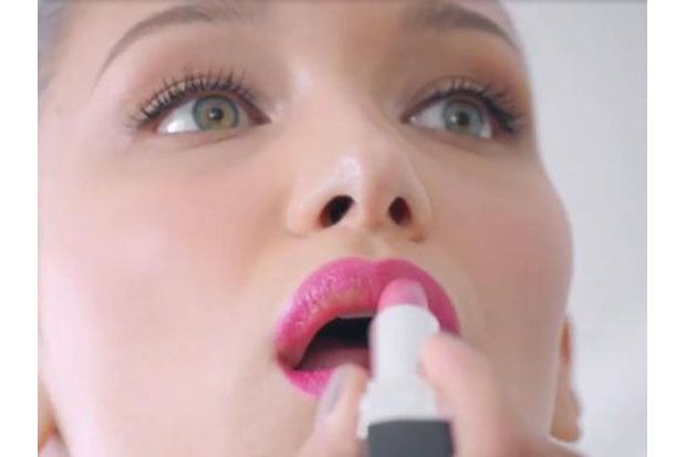 Tips Aplikasikan Lipstik...