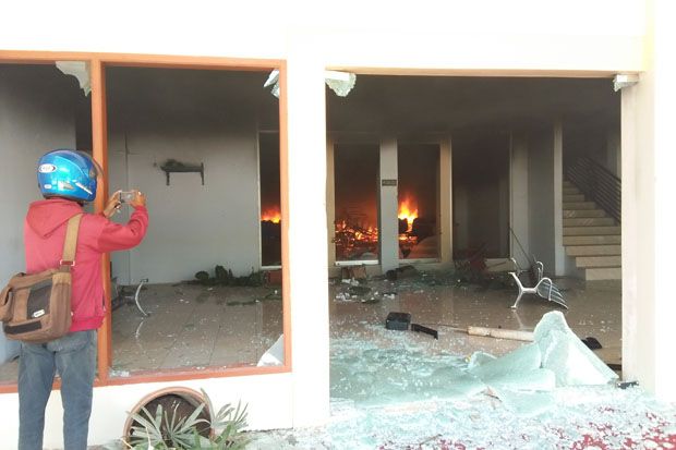 Gedung DPRD Gowa Dibakar...