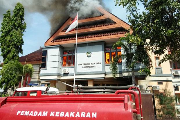 Terkepung Api, 2 Anggota...