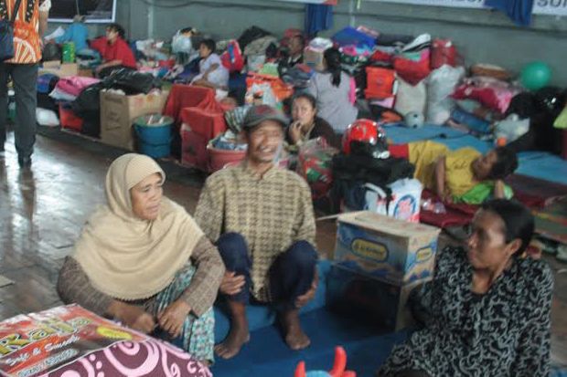 Ratusan Pengungsi Longsor...