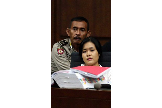 Dicecar Soal Celananya...