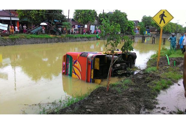 Bus Gita Atina Nyemplung...