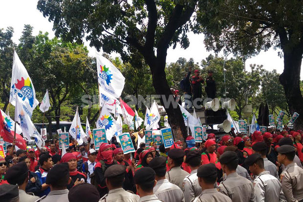 Demo Kantor Ahok, Buruh...