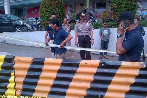 Ledakan di Depan Detos,...