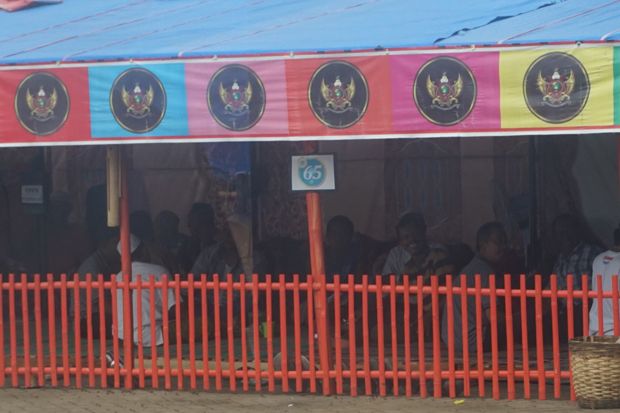 Kehabisan Uang, Pengikut...
