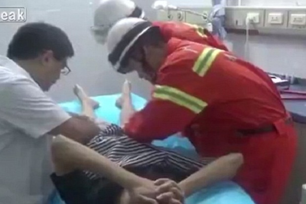 Kemaluan Terperangkap...