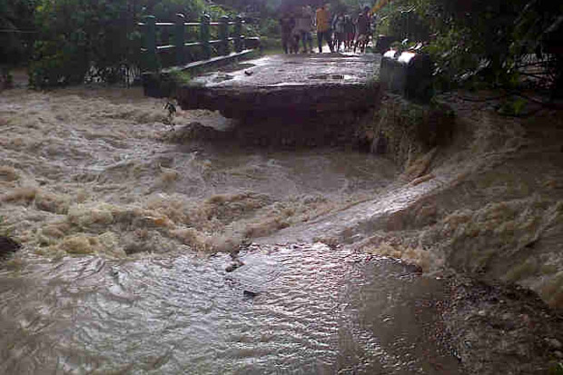 Jembatan Putus, Warga...