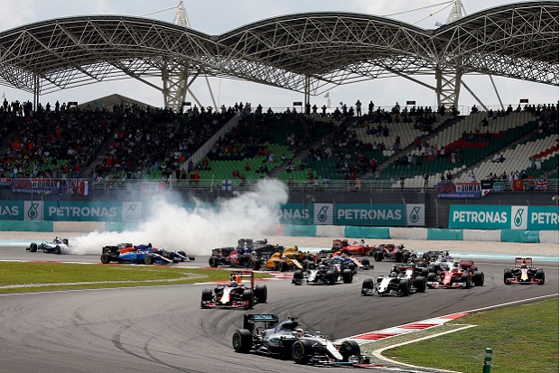 Seruduk Rosberg di Tikungan...