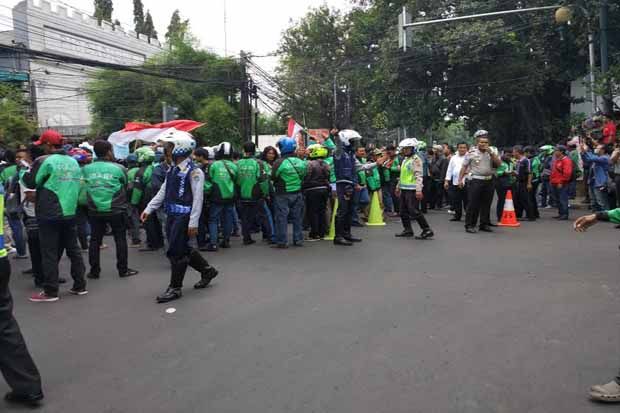 Ratusan Go-Jek Demo,...