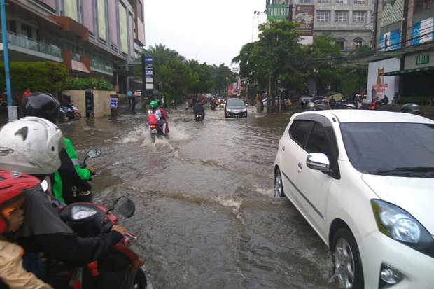 Diguyur Hujan, Kemang...