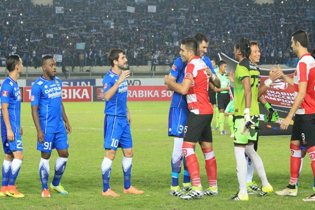Madura United vs Persib...