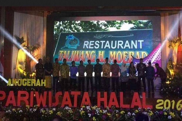 Menpar Arief Yahya Serahkan...