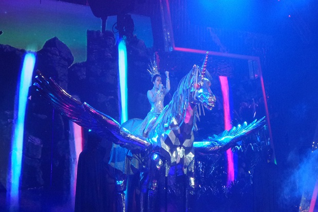 Tunggangi Pegasus, Syahrini...