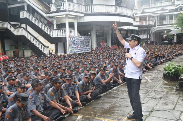 Di Bawah Guyuran Hujan,...