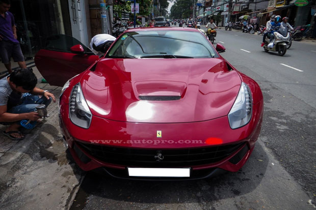 Gokil! Ferrari F12 Berlinetta...