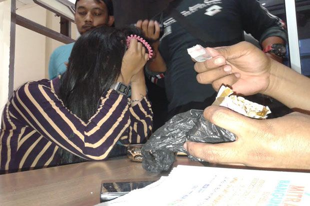 Wanita Bertato Nekat...