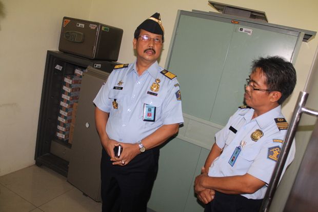 Pejabat Kantor Imigrasi...