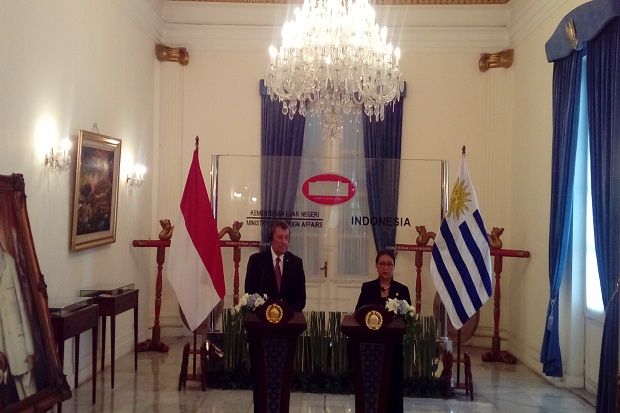 Disambangi Menlu Uruguay,...