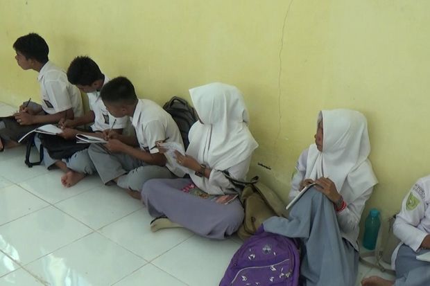 Tak Ada Meja dan Kursi,...