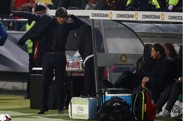 Kalahkan Irlandia Utara,...