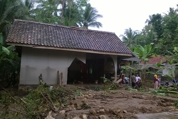 Banjir Pangandaran,...