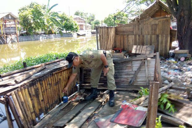 Puluhan Lapak Liar di...