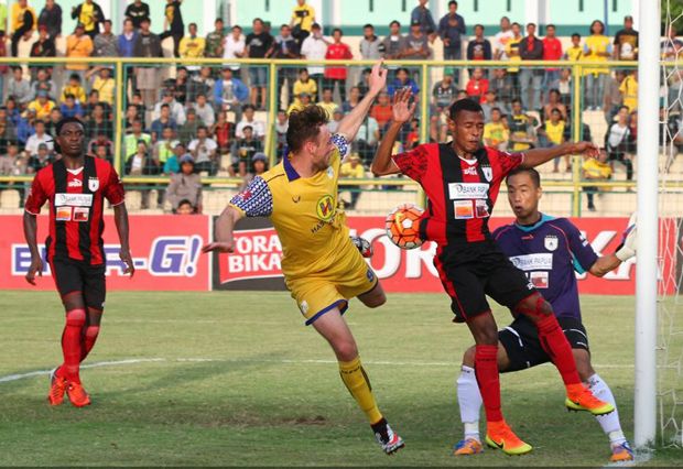 Persipura Curi Satu...