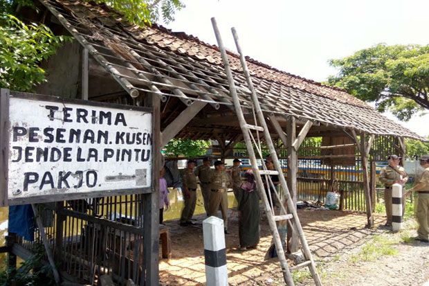 Kisah Petugas Ditelepon...