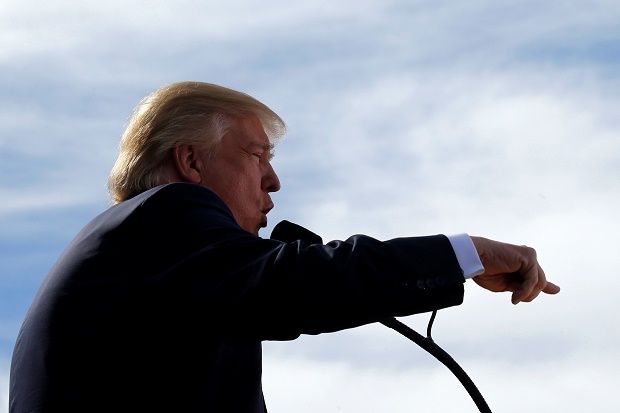 Trump Salahkan Hillary...