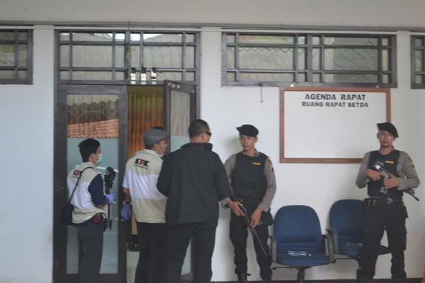 KPK Geledah Ruang Kerja...